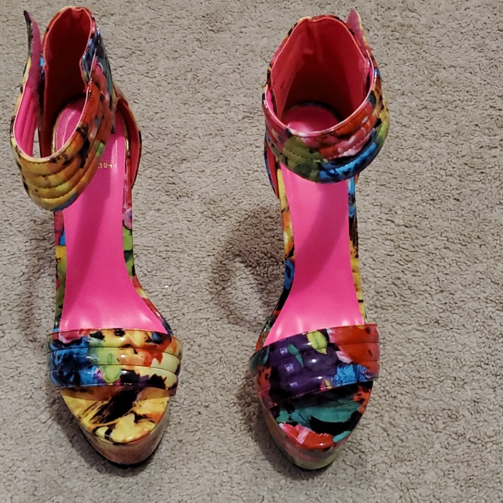 Foral patent leather velcro strap heel